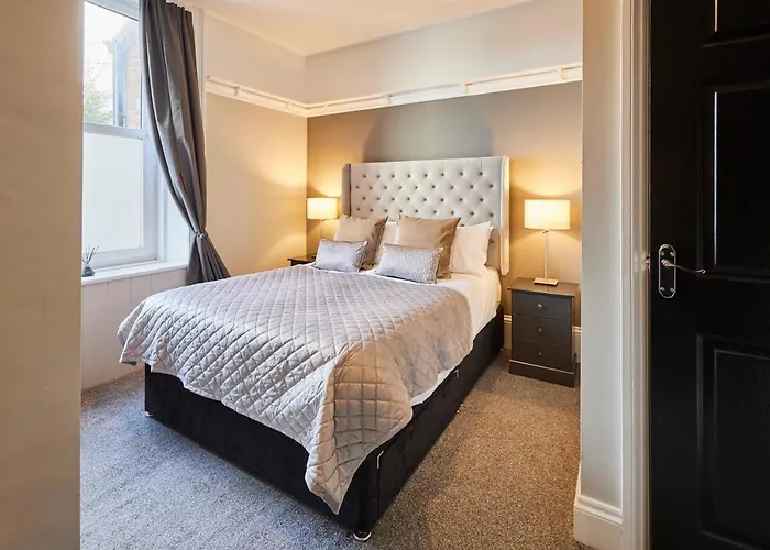 Host & Stay - Endeavour Sails